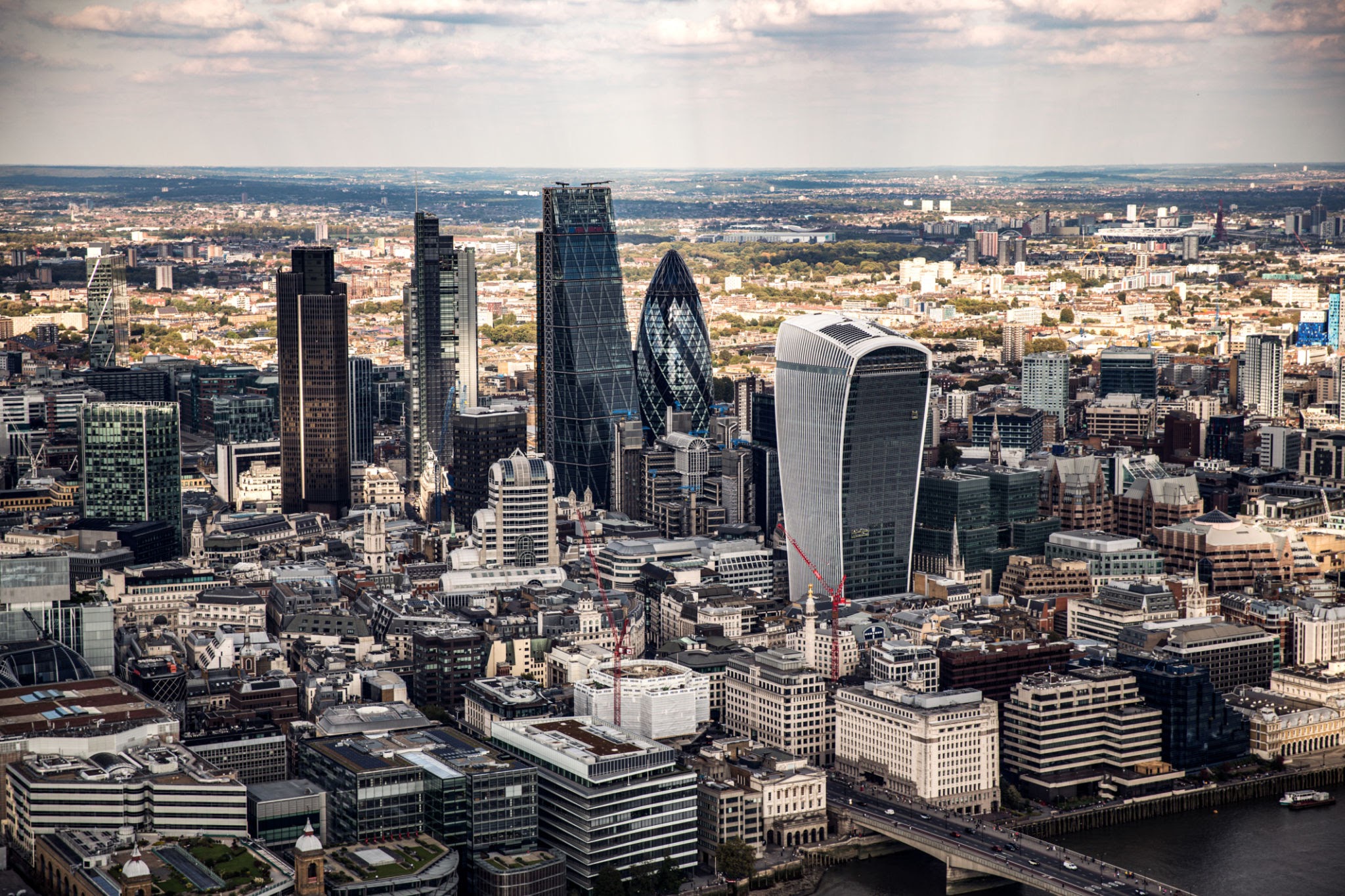 UK Firms Reduce Consulting Spend as AI Adoption Surges