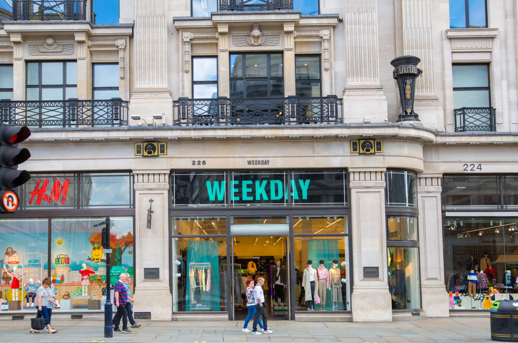 UK Retailers Target 100000 Jobs for Young Unemployed People